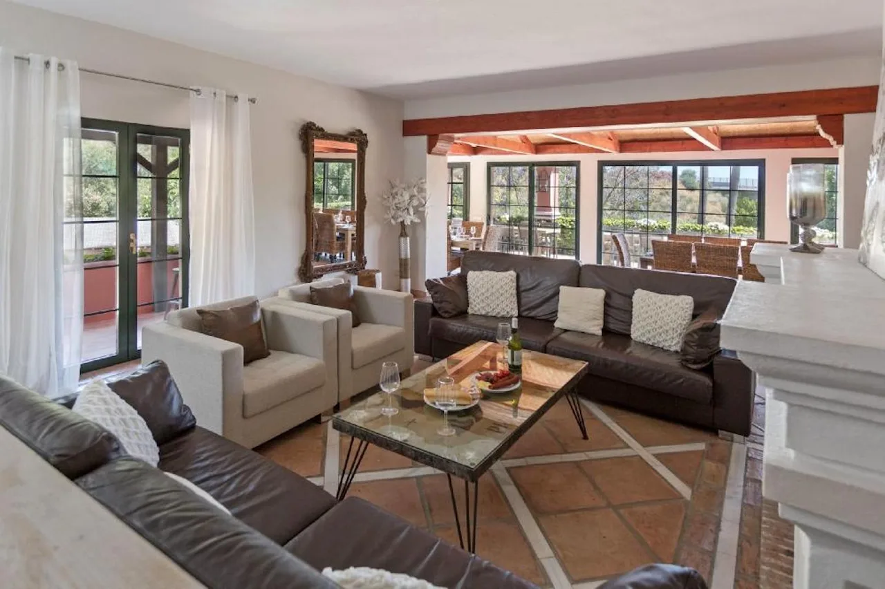 Exclusive Villa With With High Quality Features and Beautifully Landscaped Grounds photo 3