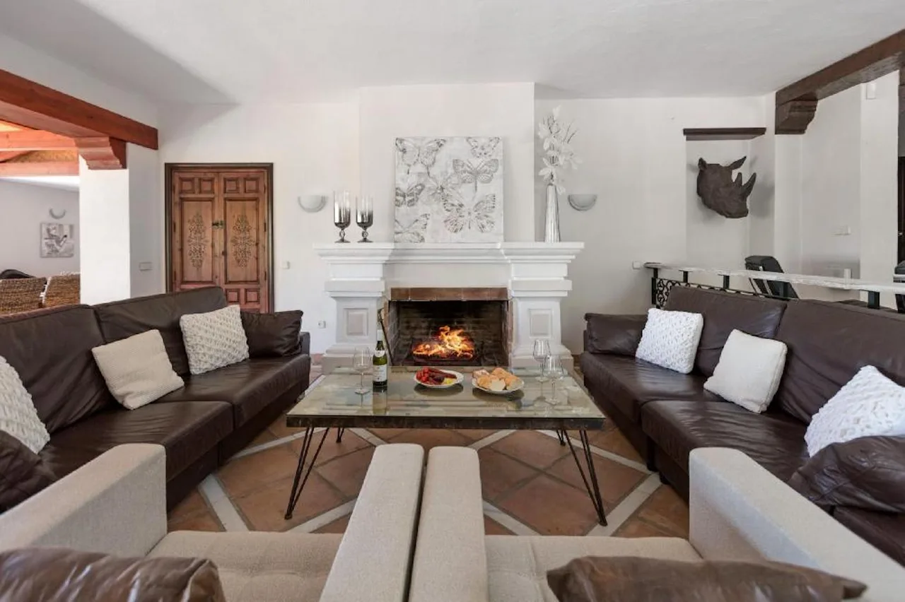Exclusive Villa With With High Quality Features and Beautifully Landscaped Grounds photo 4