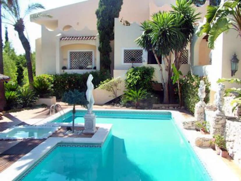 Luxurious residence in a sought after location