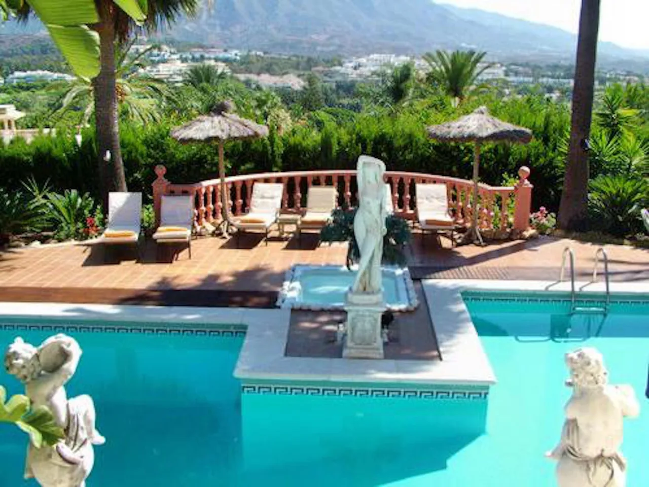 Luxurious residence in a sought after location photo 2