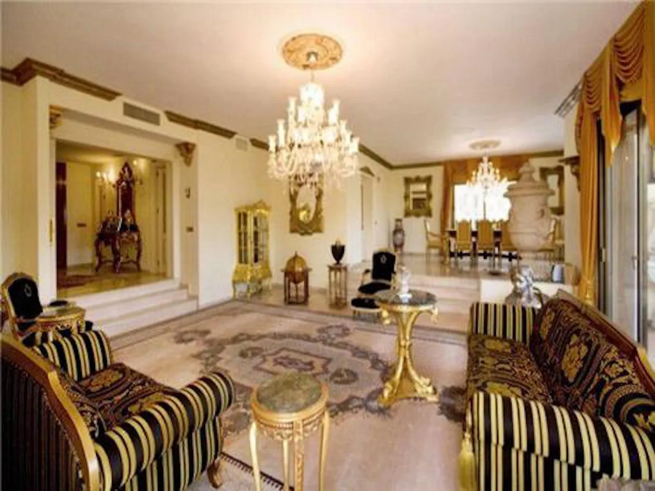 Luxurious residence in a sought after location photo 3