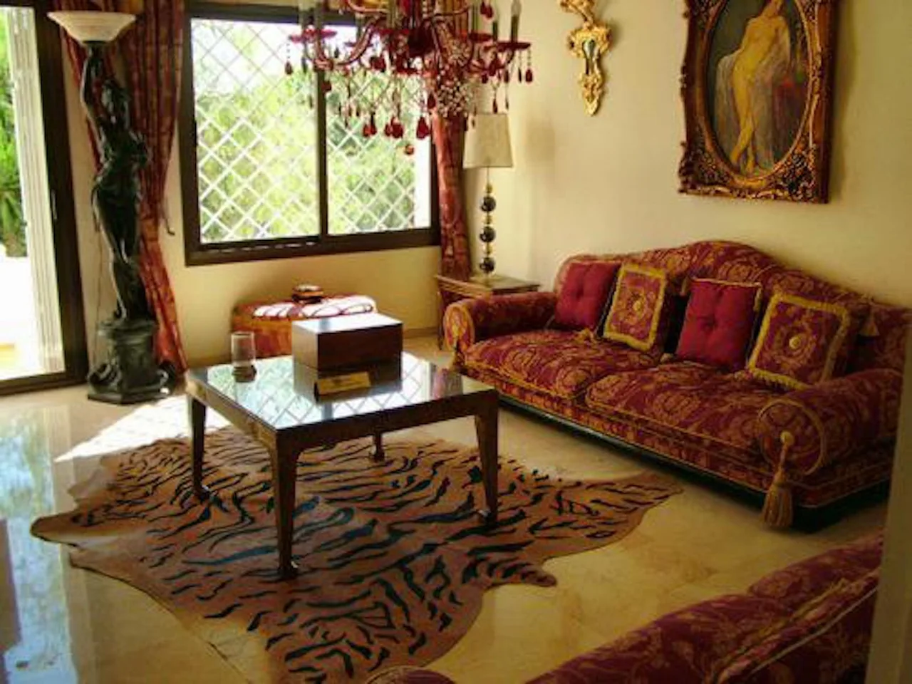 Luxurious residence in a sought after location photo 4