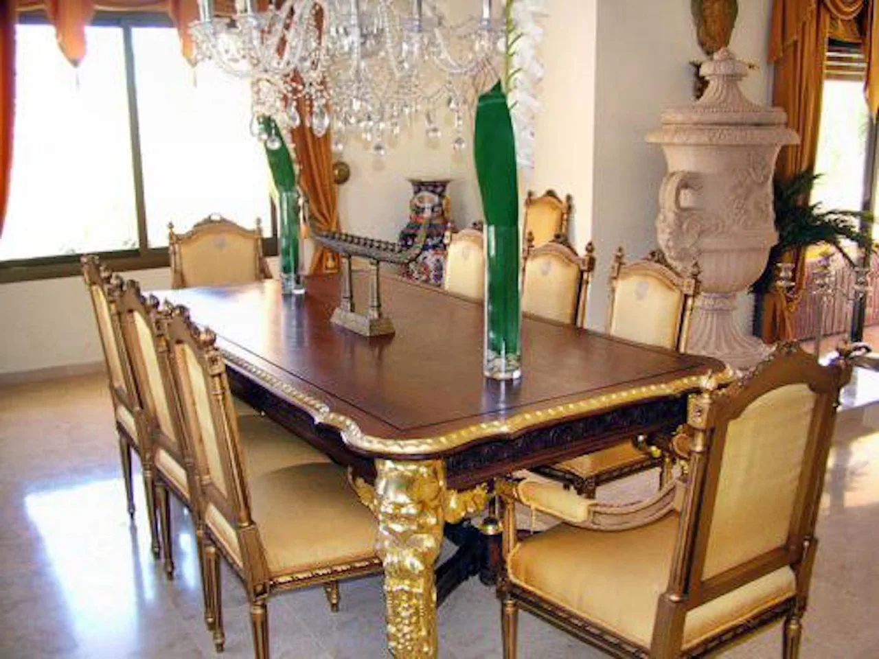Luxurious residence in a sought after location photo 5
