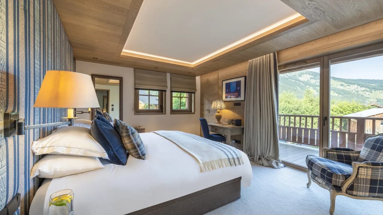 Stunning and Unique Chalet Tucked Away in an Exclusive Area photo 2