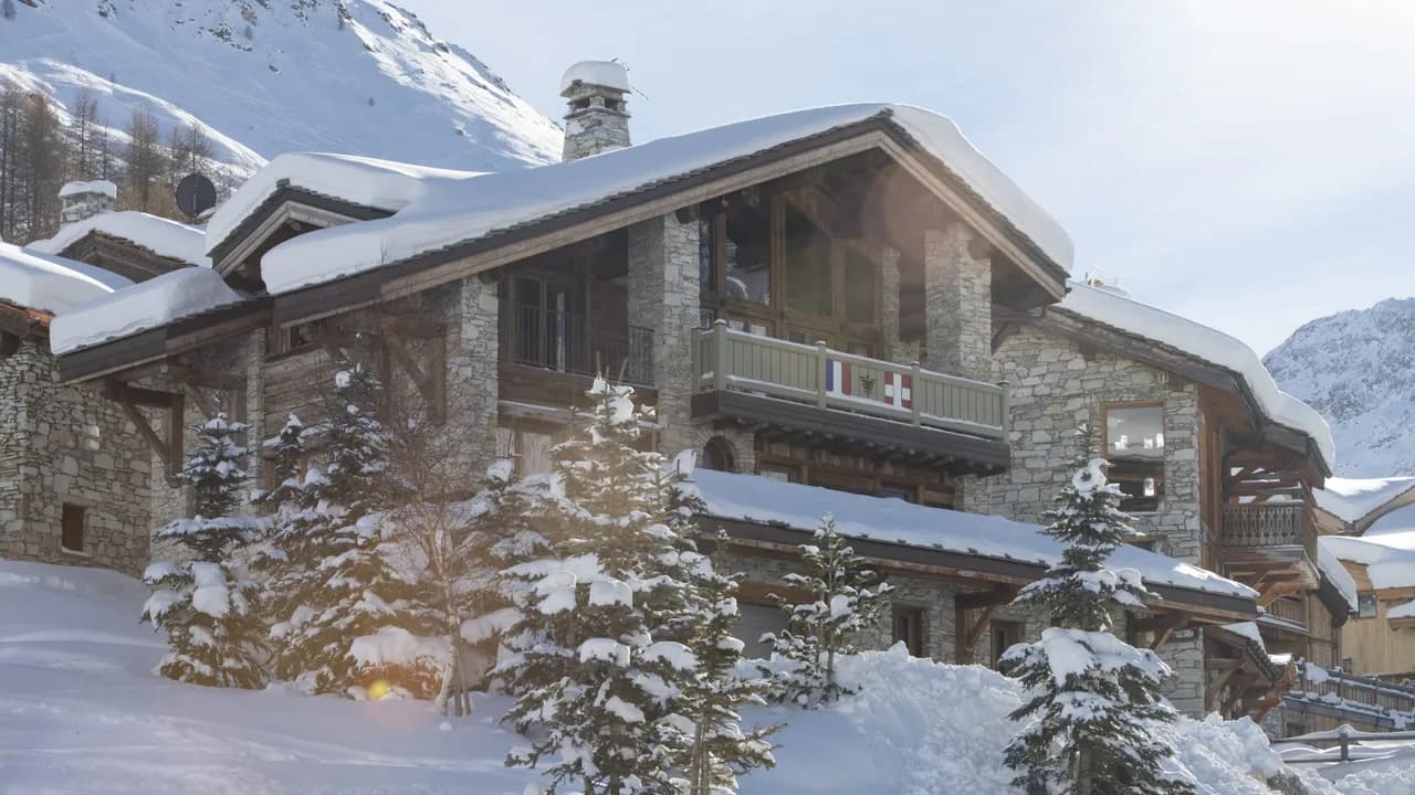 Sensational Blend of Traditional Chalet Perfectly Positioned photo 2