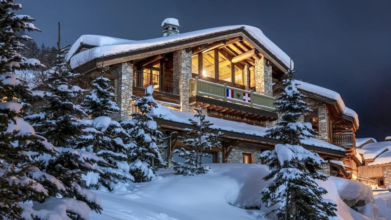 Sensational Blend of Traditional Chalet Perfectly Positioned photo 3