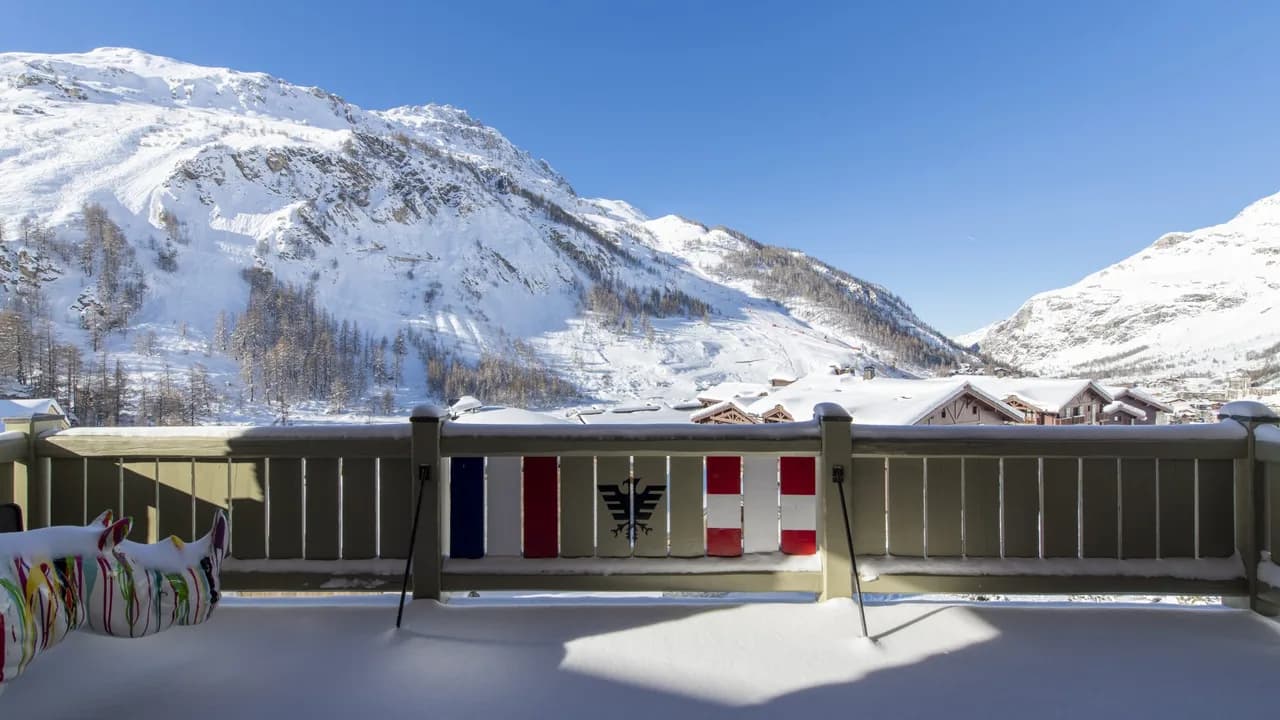 Sensational Blend of Traditional Chalet Perfectly Positioned photo 5