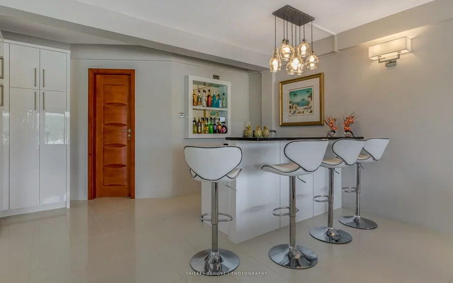 Contemporary Styled Villa With Stunning Views Of Mount Hartman Bay photo 5