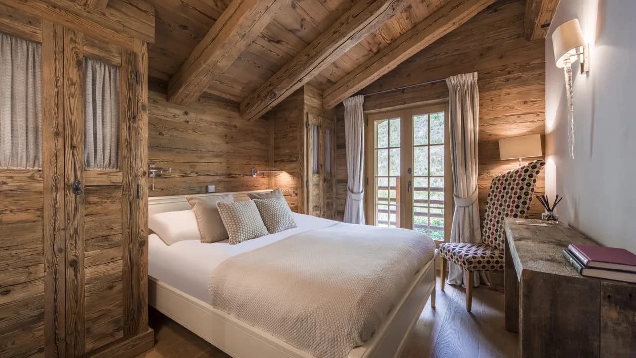 Classical Alpine Chalet Set on an Exclusive Area photo 5