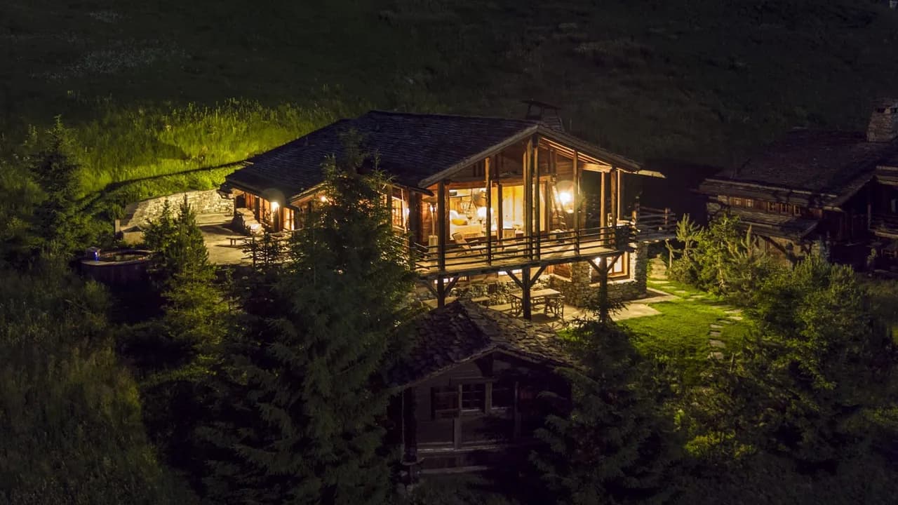 Chalet in an Incredible Location w/ Outdoor Hottub photo 2