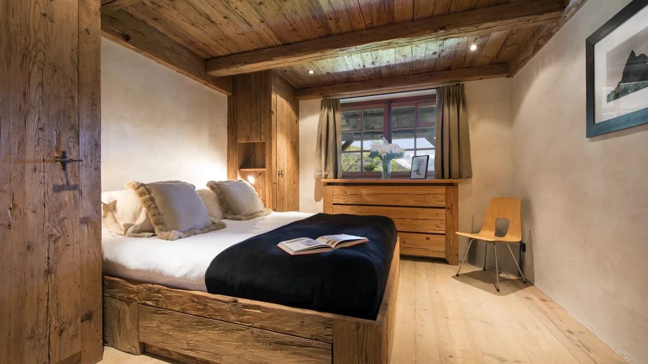 Chalet in an Incredible Location w/ Outdoor Hottub photo 4