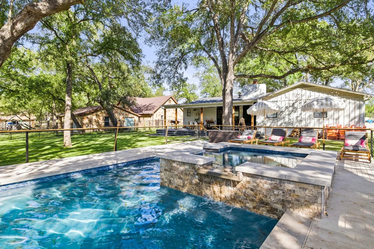 Luxury Four Bedroom Villa in Horseshoe Bay photo 2