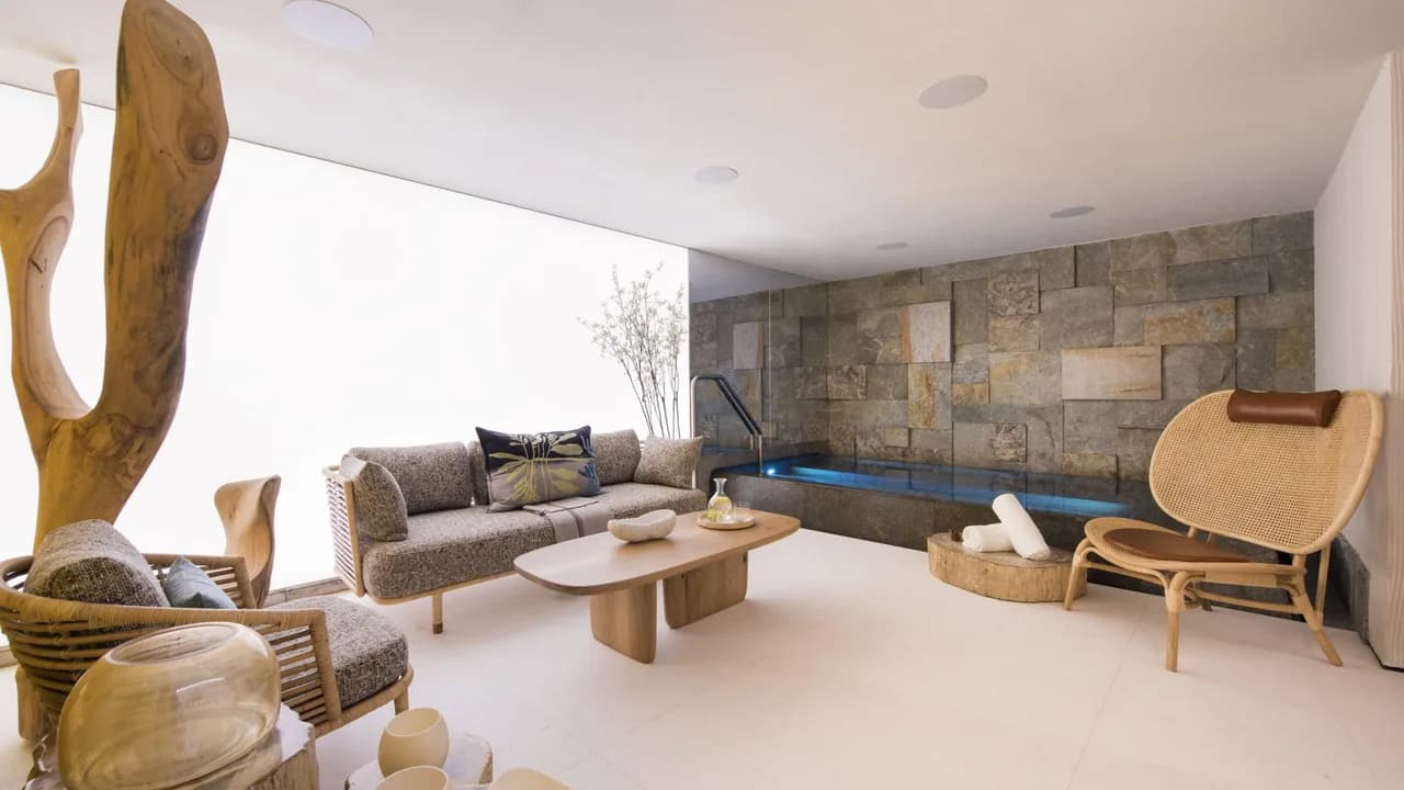Impressive chalet with understated elegance and attention to detail photo 2