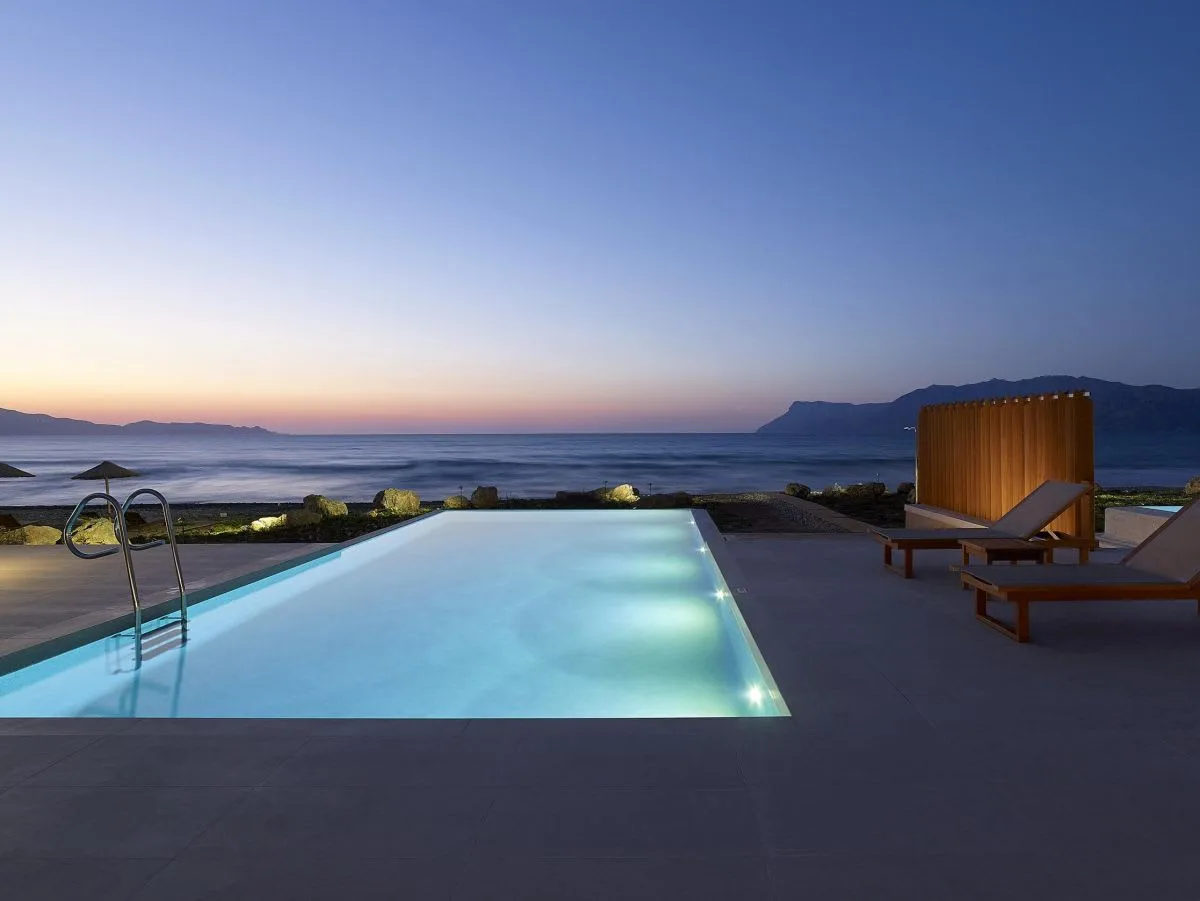 CONTEMPORARY CHICK VILLA BY THE BEACHSIDE