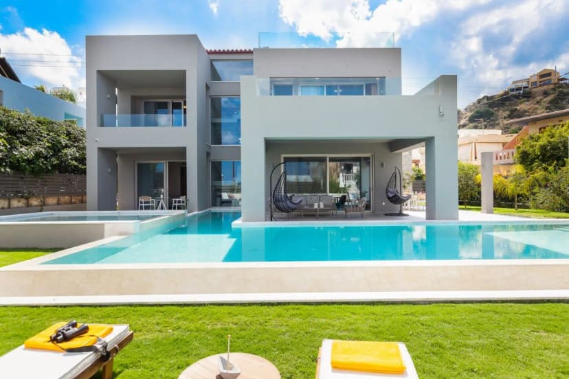 LUXURIOUS VILLA WITH CONTEMPORARY DESIGNS AND PRIVATE POOL