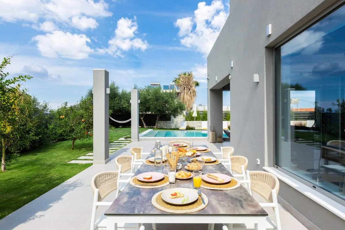 LUXURIOUS VILLA WITH CONTEMPORARY DESIGNS AND PRIVATE POOL photo 4