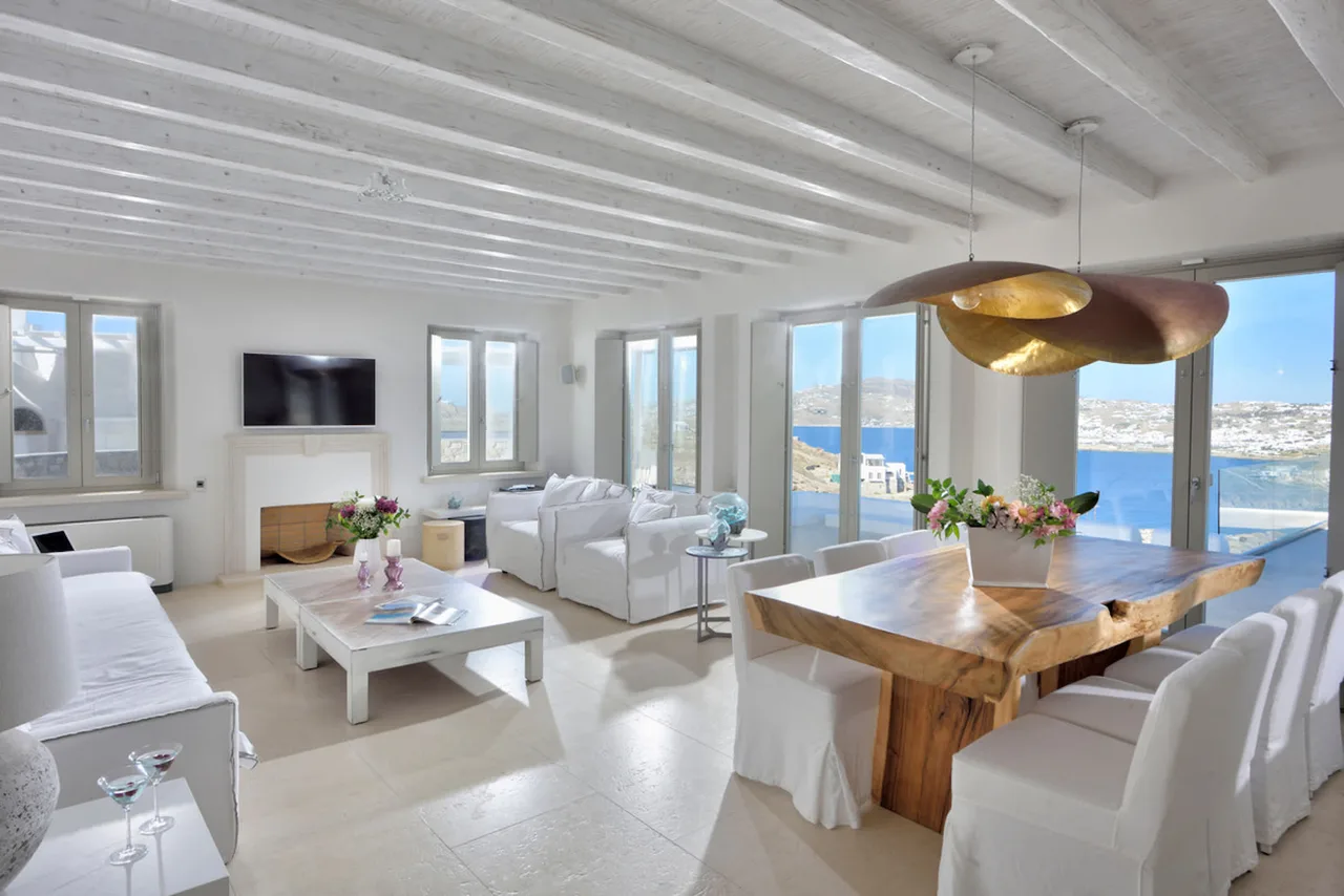 Intriguing panorama villa with stylish finish photo 2