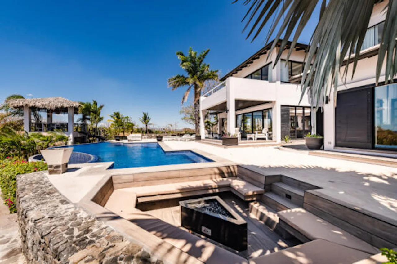Unique Villa Located on the Most Desirable Beachfront Point photo 2
