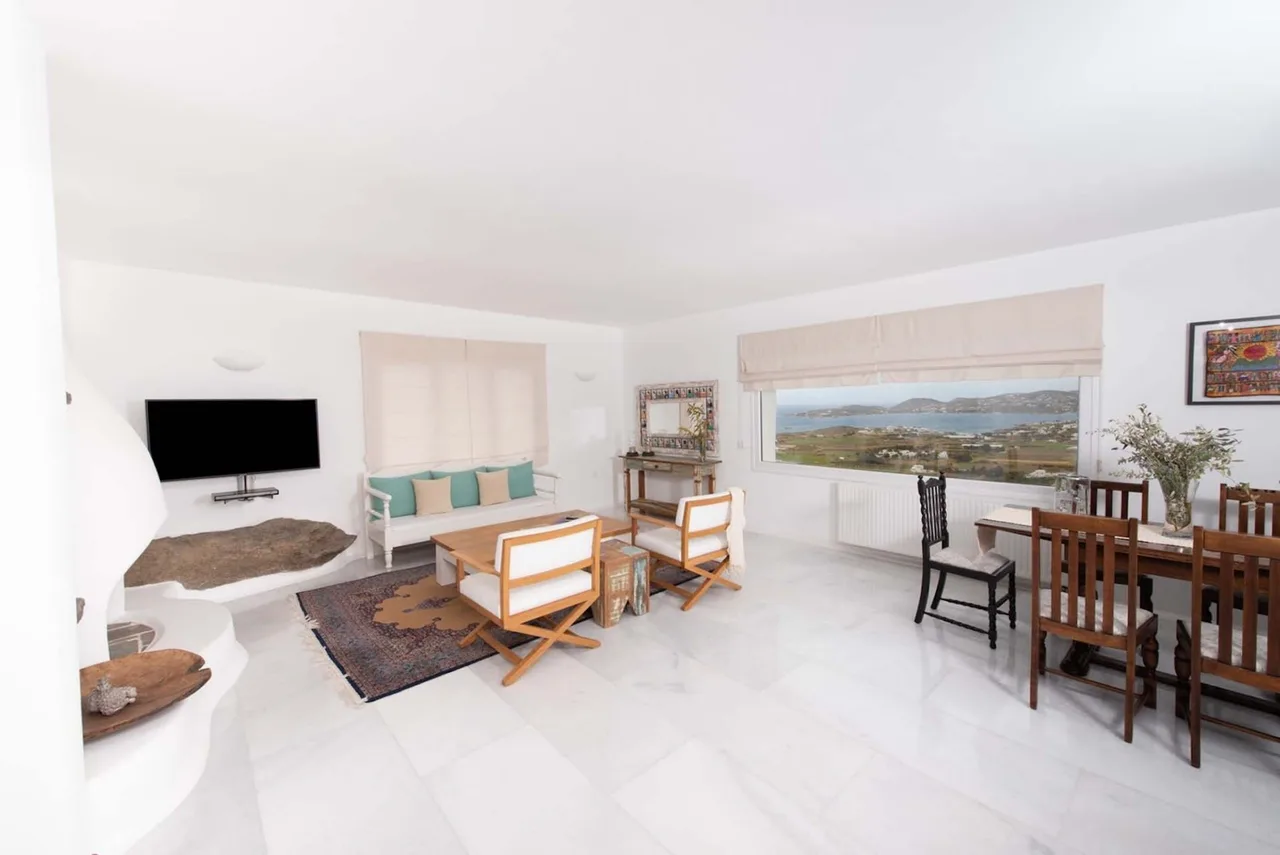 Stunning villa with a grand outdoor space photo 3
