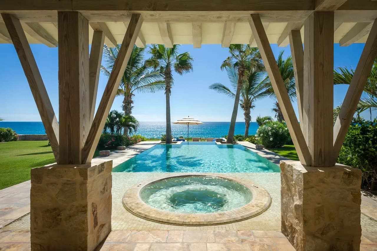Expansive Villa in a Stunning Beachfront Location photo 2
