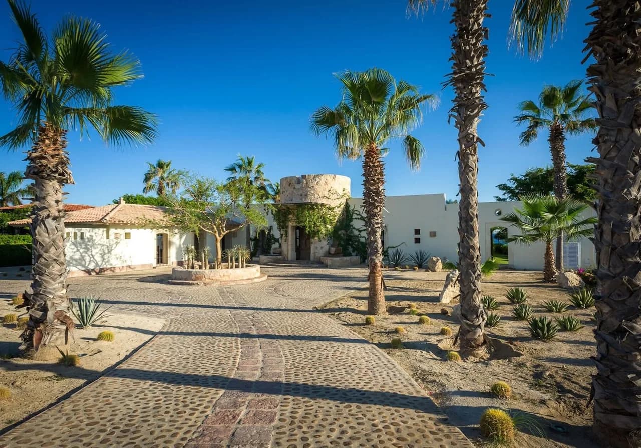 Expansive Villa in a Stunning Beachfront Location photo 3