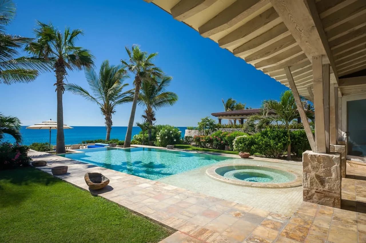 Expansive Villa in a Stunning Beachfront Location photo 4