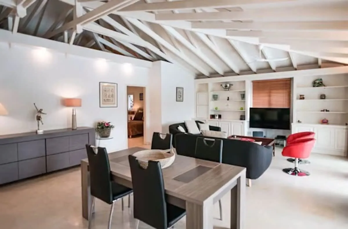 Villa with lush environment located close to beach photo 3