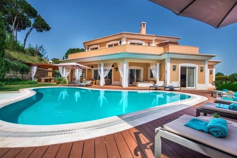 Conveniently located villa with high standard furnishings