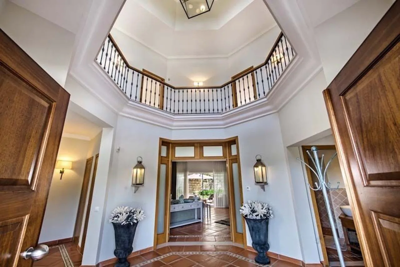 Conveniently located villa with high standard furnishings photo 2