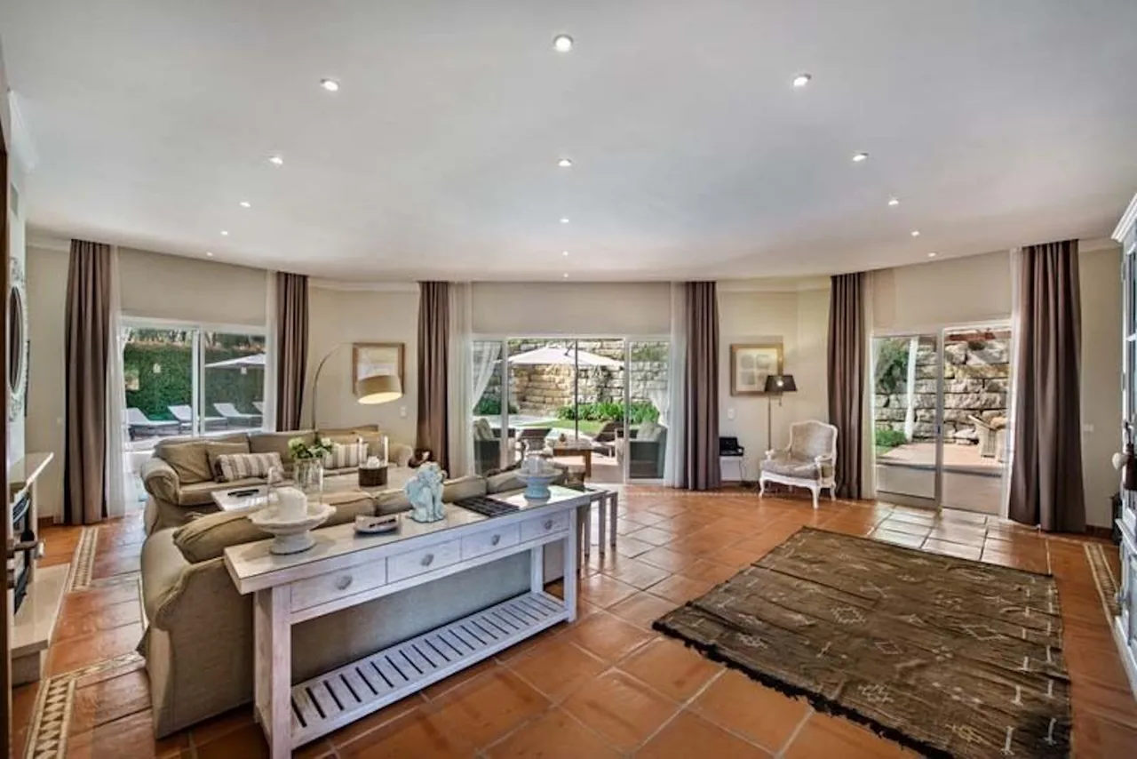 Conveniently located villa with high standard furnishings photo 3