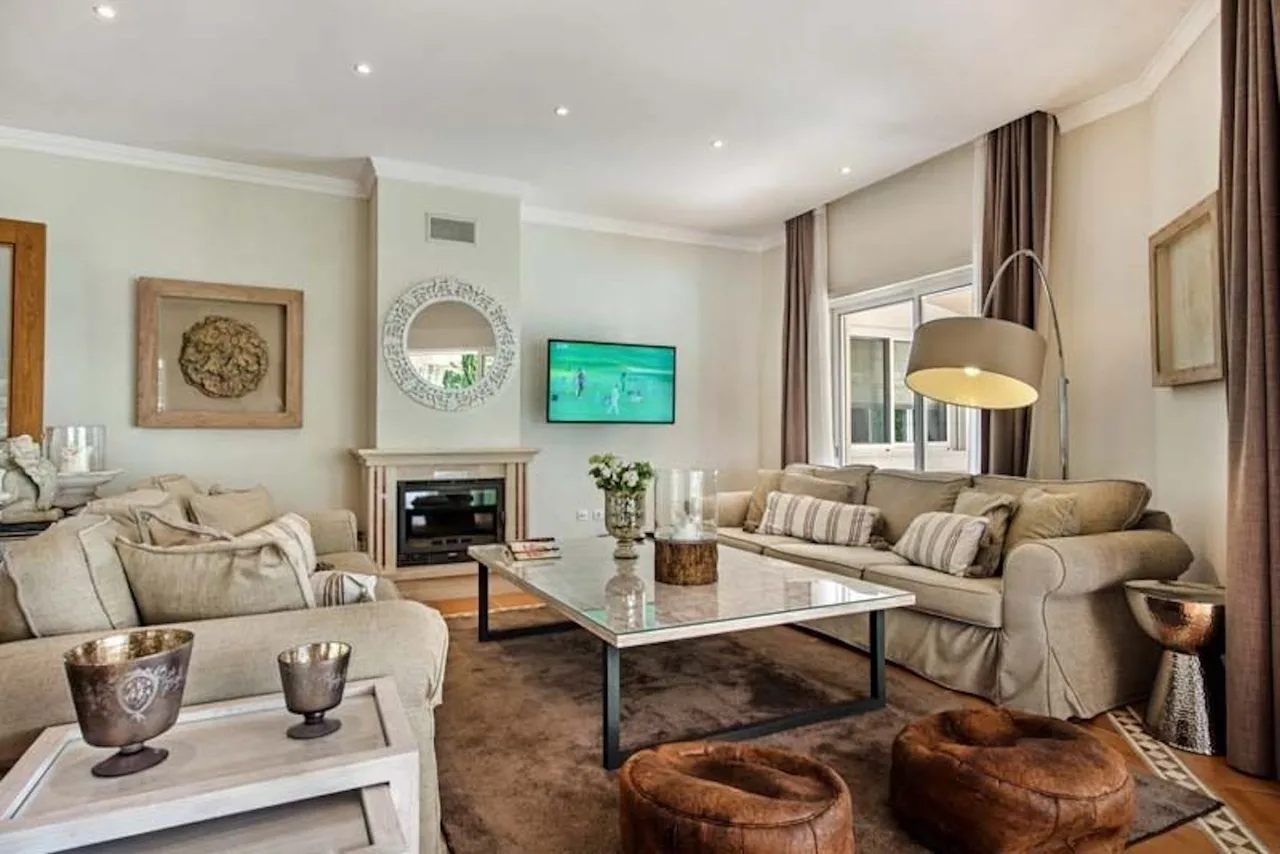 Conveniently located villa with high standard furnishings photo 4