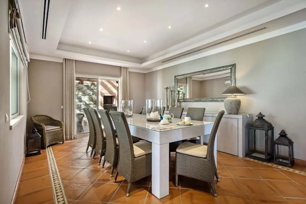 Conveniently located villa with high standard furnishings photo 5