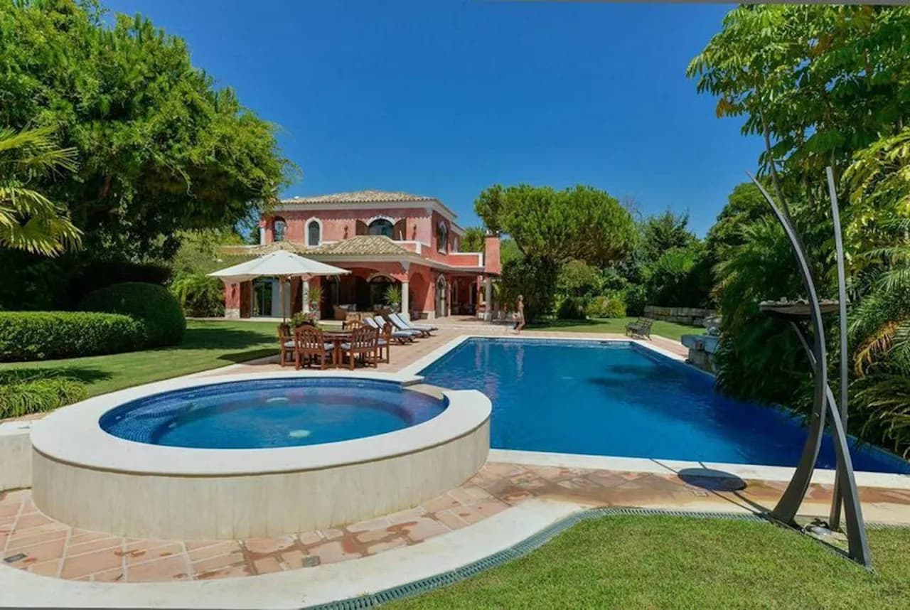 Deluxe villa with extensive landscaped gardens