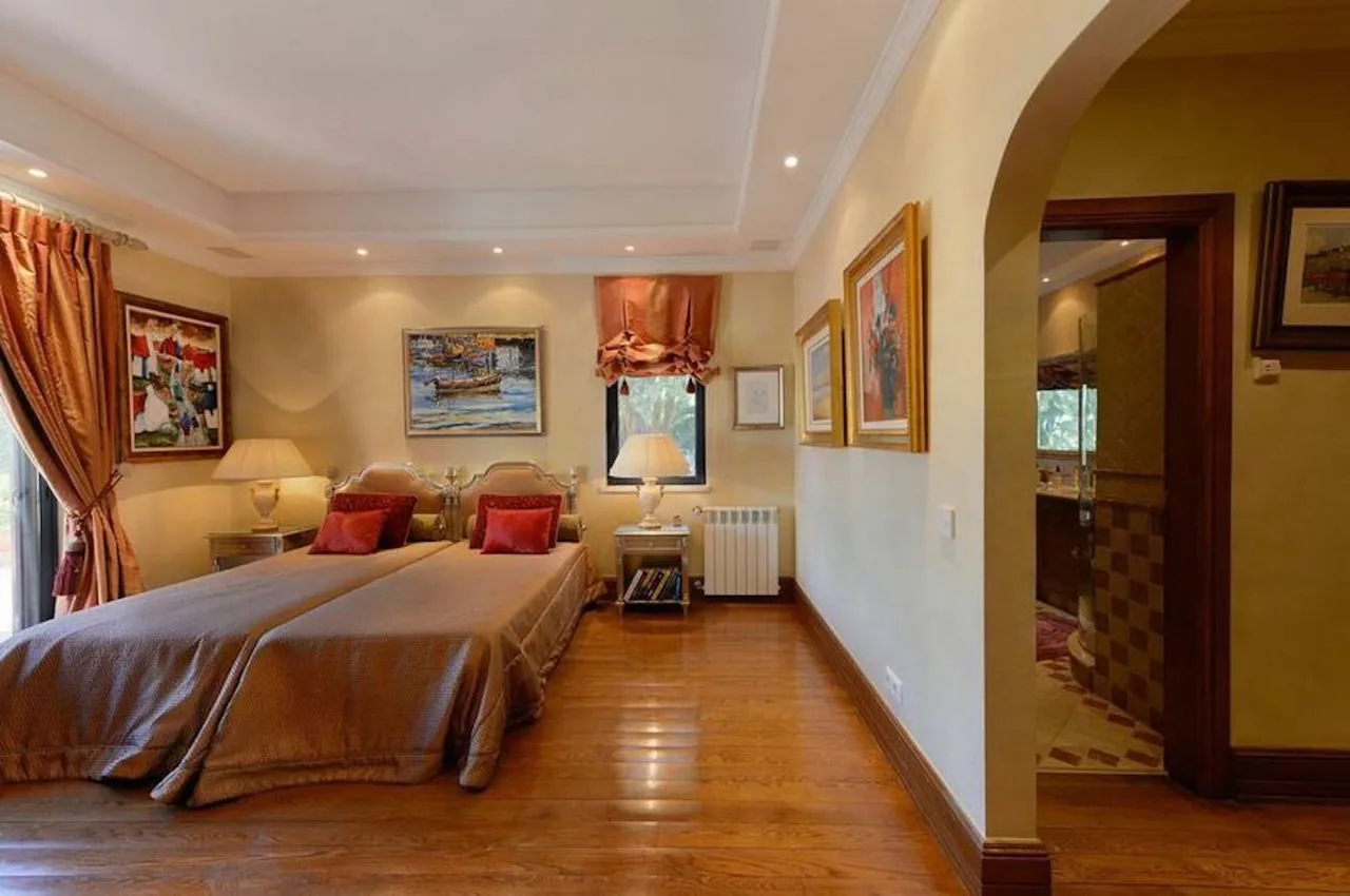 Deluxe villa with extensive landscaped gardens photo 4