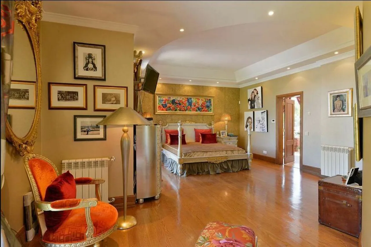 Deluxe villa with extensive landscaped gardens photo 5