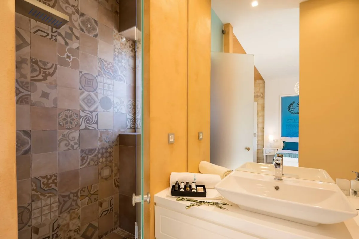 HIGH-END CONTEMPORARY STONE VILLA WITH PRIVATE POOL photo 4