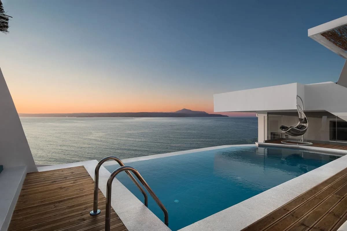 GLAMOROUS VACATION VILLA WITH SPECTACULAR VIEWS