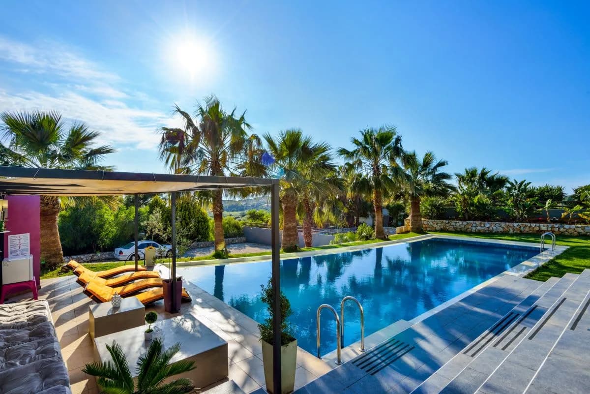 GREAT LUXURIOUS VILLA WITH UNINTERRUPTED VIEWS OF POOL AND GARDEN