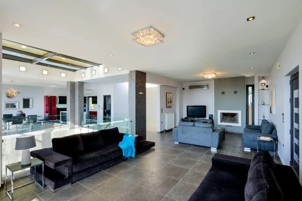 GREAT LUXURIOUS VILLA WITH UNINTERRUPTED VIEWS OF POOL AND GARDEN photo 2