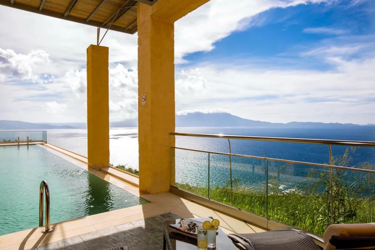 UNIQUE EARTHY VACATION VILLA WITH JACUZZI AND POOL