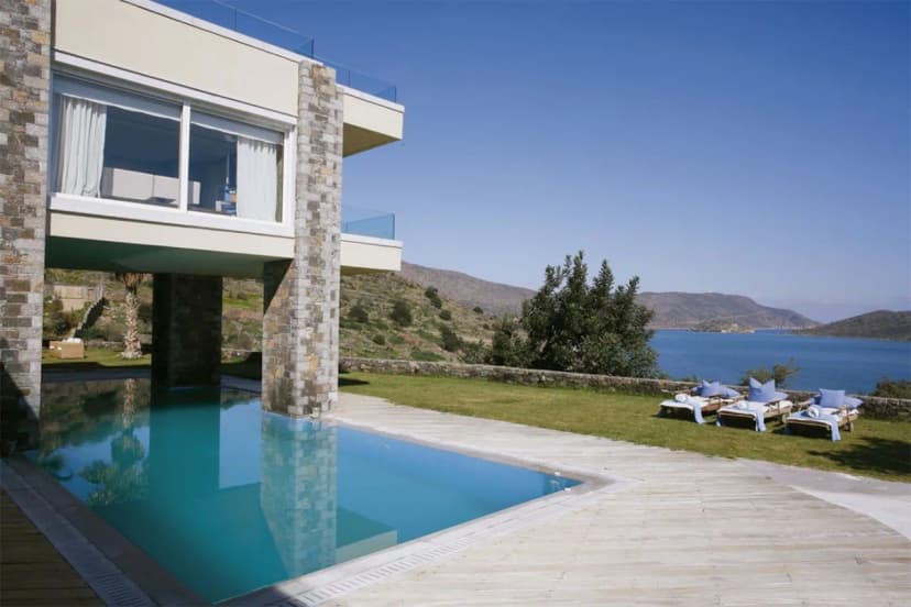 Villa with luxurious amenities and stunning sea views