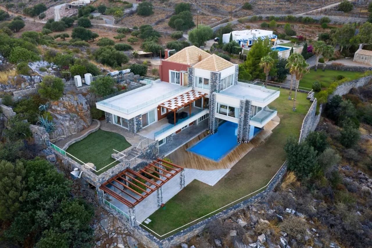 Villa with luxurious amenities and stunning sea views photo 3