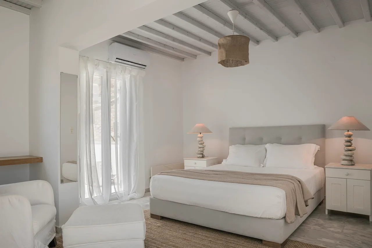 Amazingly located villa with breathtaking views of the sunset photo 3
