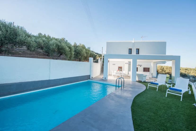 TRADITIONAL LUXURY VILLA WITH STUNNING POOL AND SE