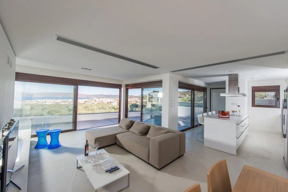 TRADITIONAL LUXURY VILLA WITH STUNNING POOL AND SE photo 2