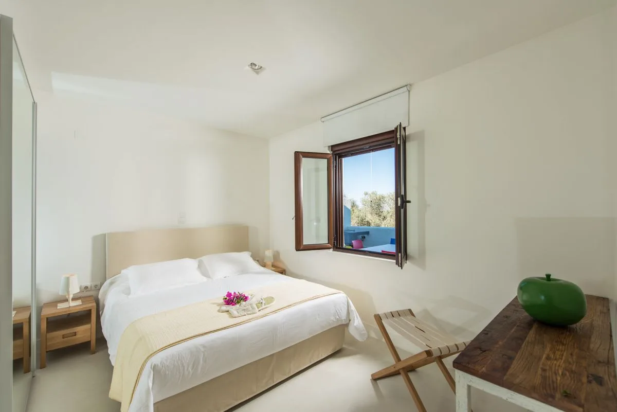 TRADITIONAL LUXURY VILLA WITH STUNNING POOL AND SE photo 3