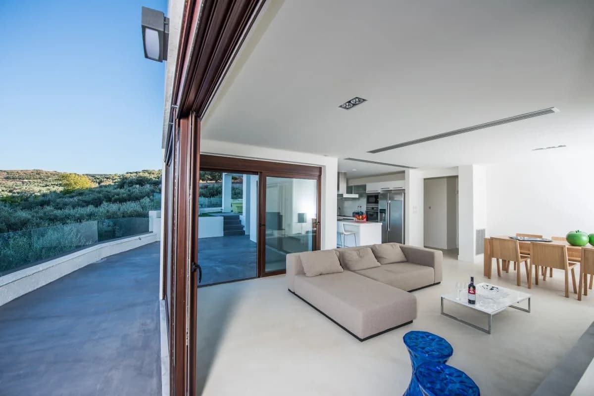 TRADITIONAL LUXURY VILLA WITH STUNNING POOL AND SE photo 4