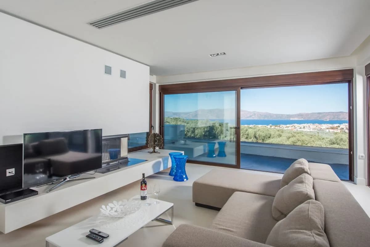 TRADITIONAL LUXURY VILLA WITH STUNNING POOL AND SE photo 5