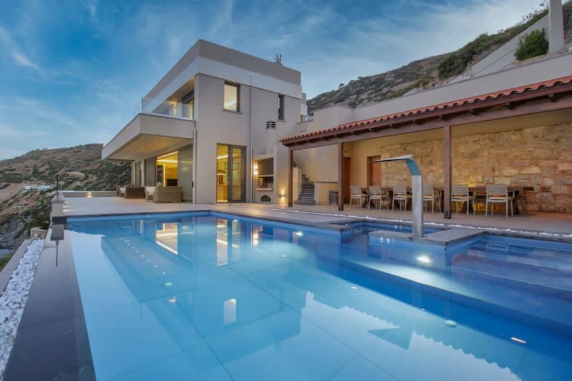 STYLISH MODERN VILLA CLOSE TO SPLENDID BEACHES