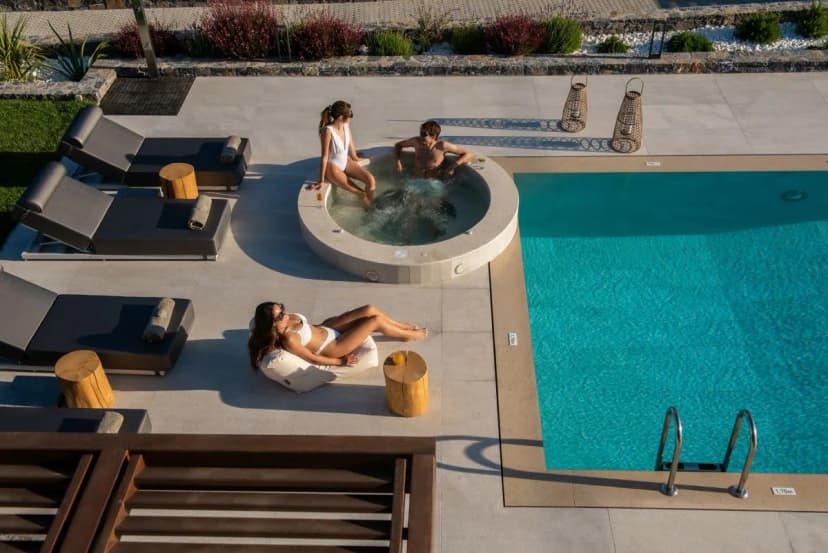 SOPHISTICATED VILLA WITH JACUZZI AND POOL